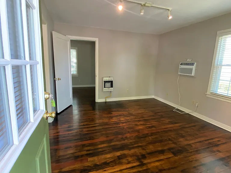 210 S Flood Ave — Photo 2