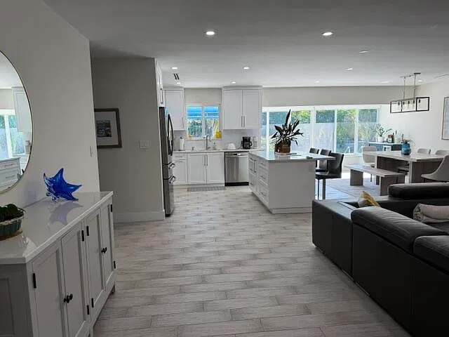 3 bed, 2.0 bath, 1335 sqft, $5,900 — Photo 2