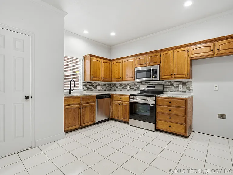 3027 E 89th Pl S — Photo 9