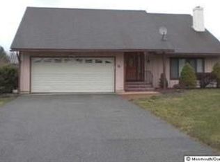 6 Valley Rd, Manalapan, NJ 07726