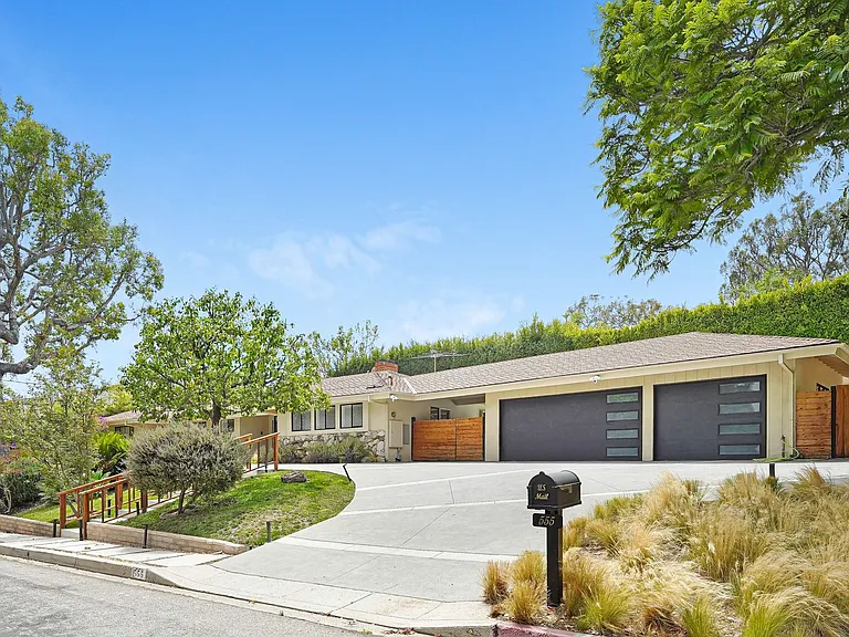 555 Amalfi Dr — Photo 1