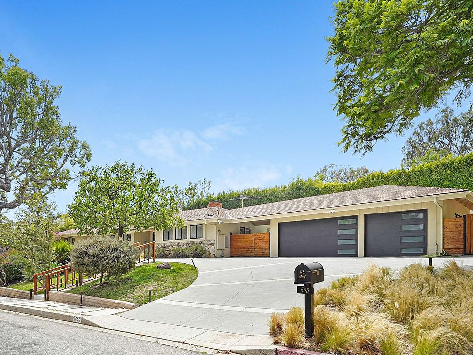 1st image of 555 Amalfi Dr