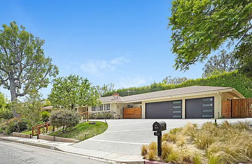 555 Amalfi Dr Photo 1