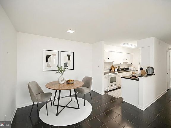 4th image of 5902B Queenston St #505
