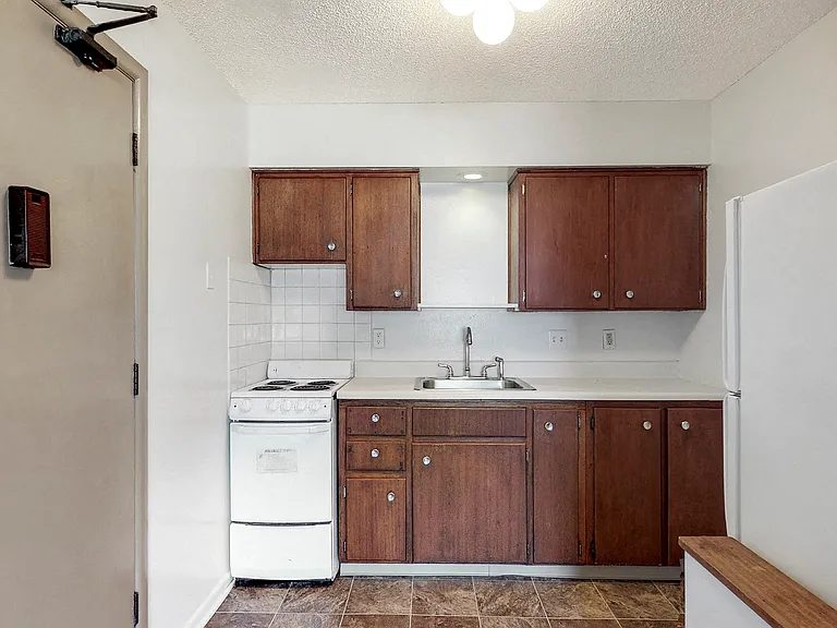 Plaza Manor — Photo 34