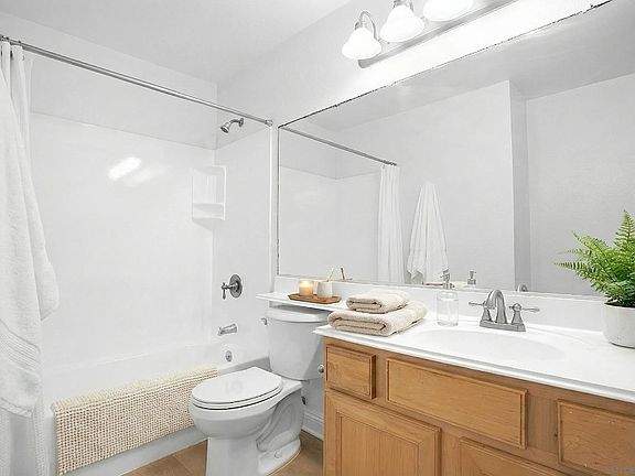 5th image of 1045 Peach Ave Unit 3