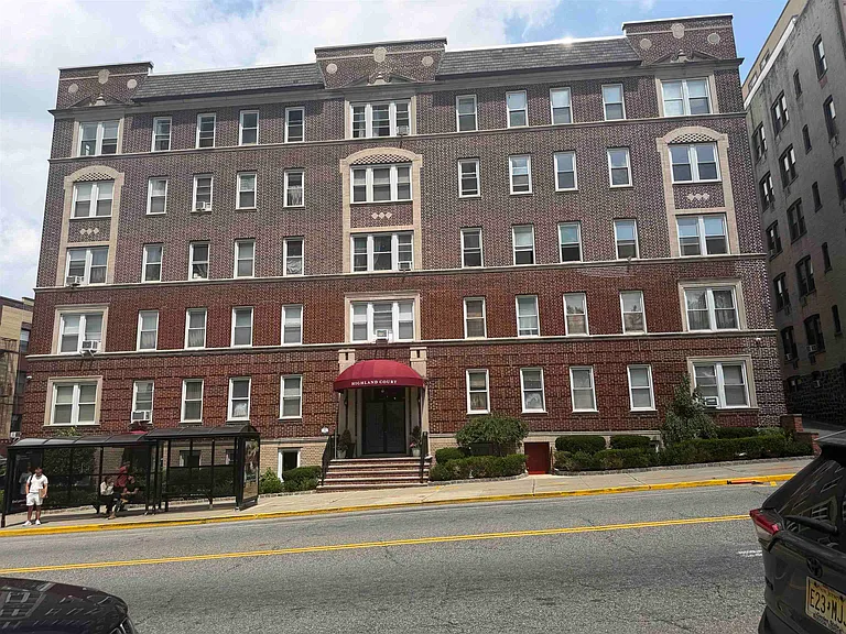 6045 Boulevard East Bsmnt 2 Union City #BSMNT 2 — Photo 1