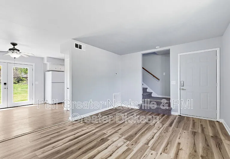 741 McPherson Dr — Photo 2