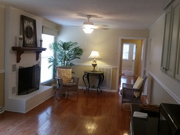 3rd image of 813 Laurel Dr