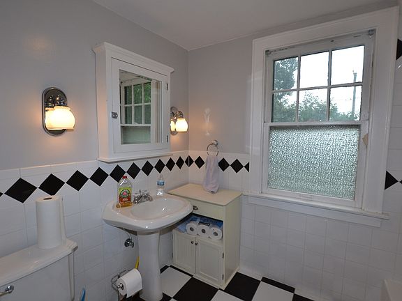 4th image of 215 E Longview Ave