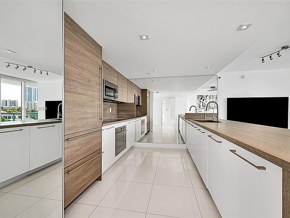 3rd image of 400 Sunny Isles Blvd #417
