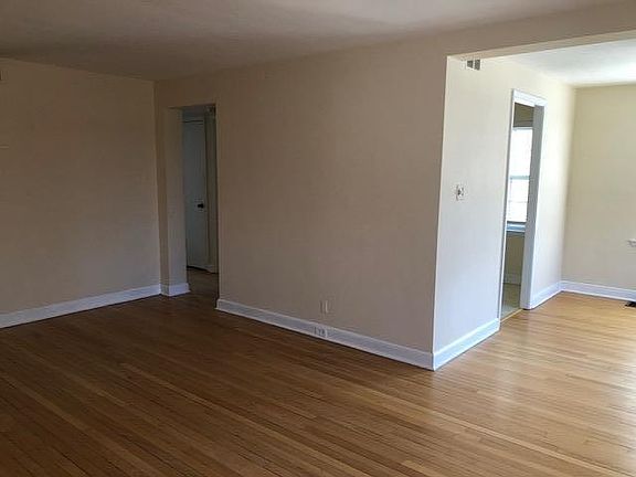 L shaped living / dining room