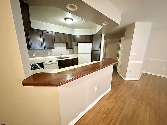 5th image of 80 Trotters Ln #80