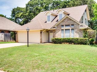 208 Arwine Dr, Hurst, TX 76053