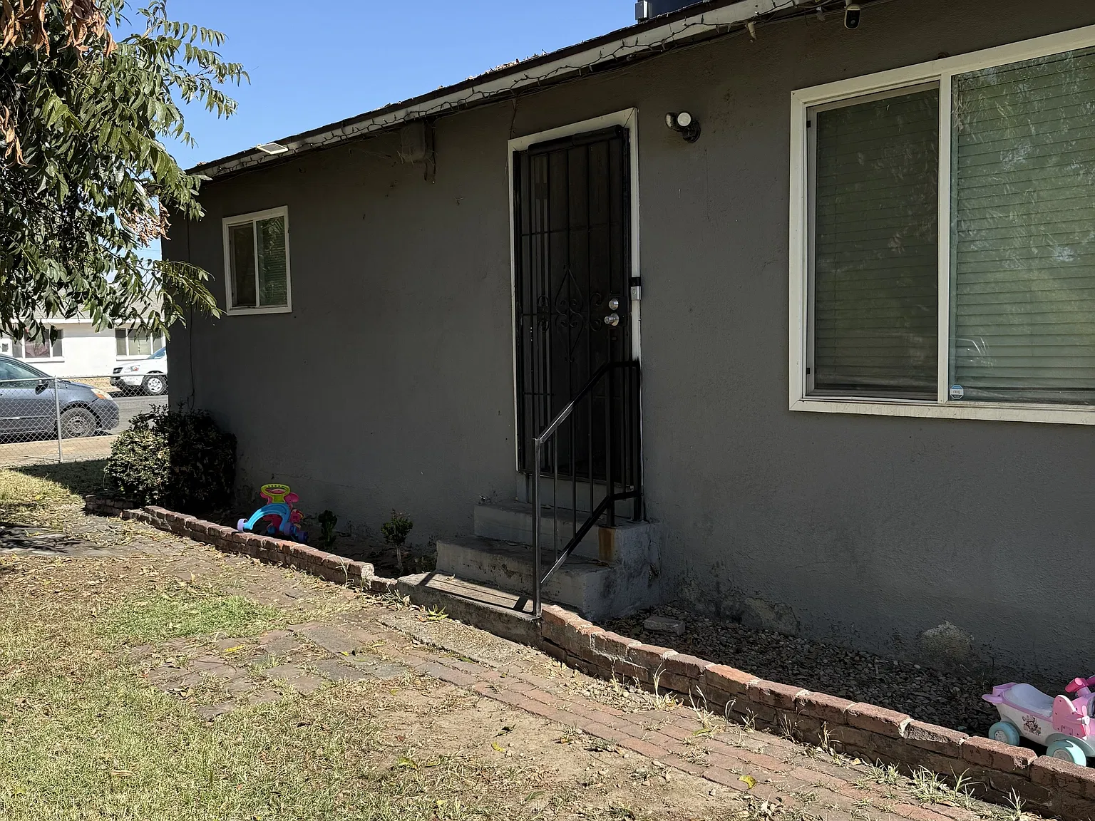 8 E San Joaquin St — Photo 2