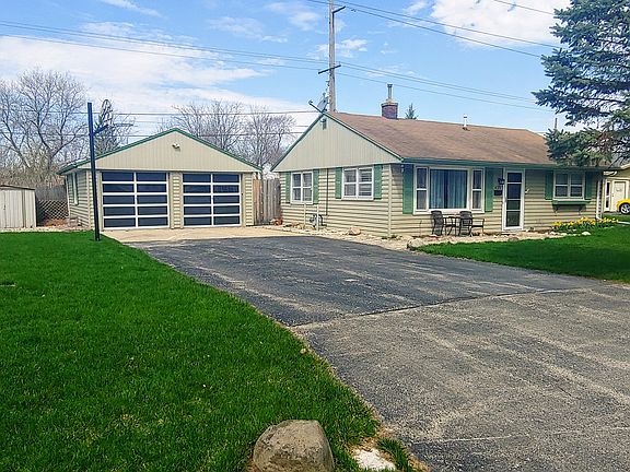 Front of house with garage 