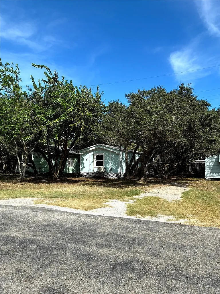 2 bed, 1.5 bath, 784 sqft, $800 — Photo 1