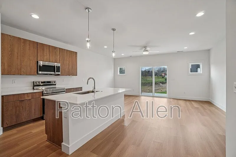 3 bed, 2.5 bath, 1592 sqft, $1,995 — Photo 3