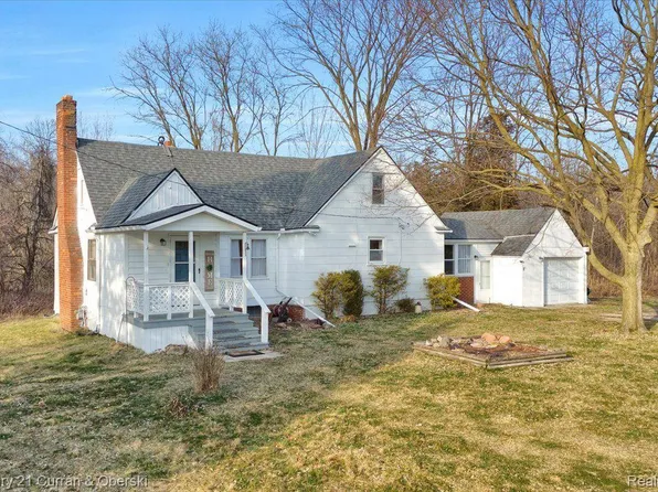 23735 Arsenal Rd, Brownstown, MI 48134