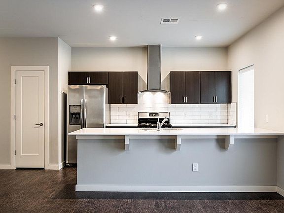5th image of 17613 Hampton Park Dr Unit B