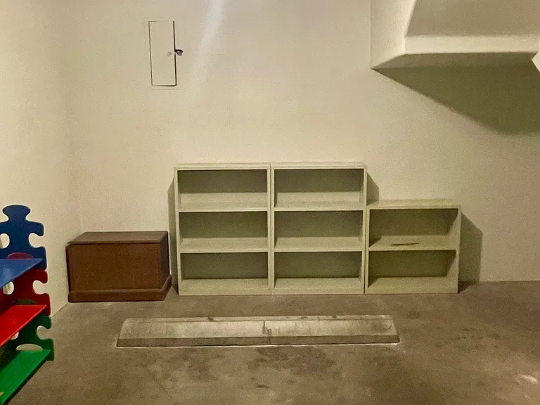 One car garage (1st floor)