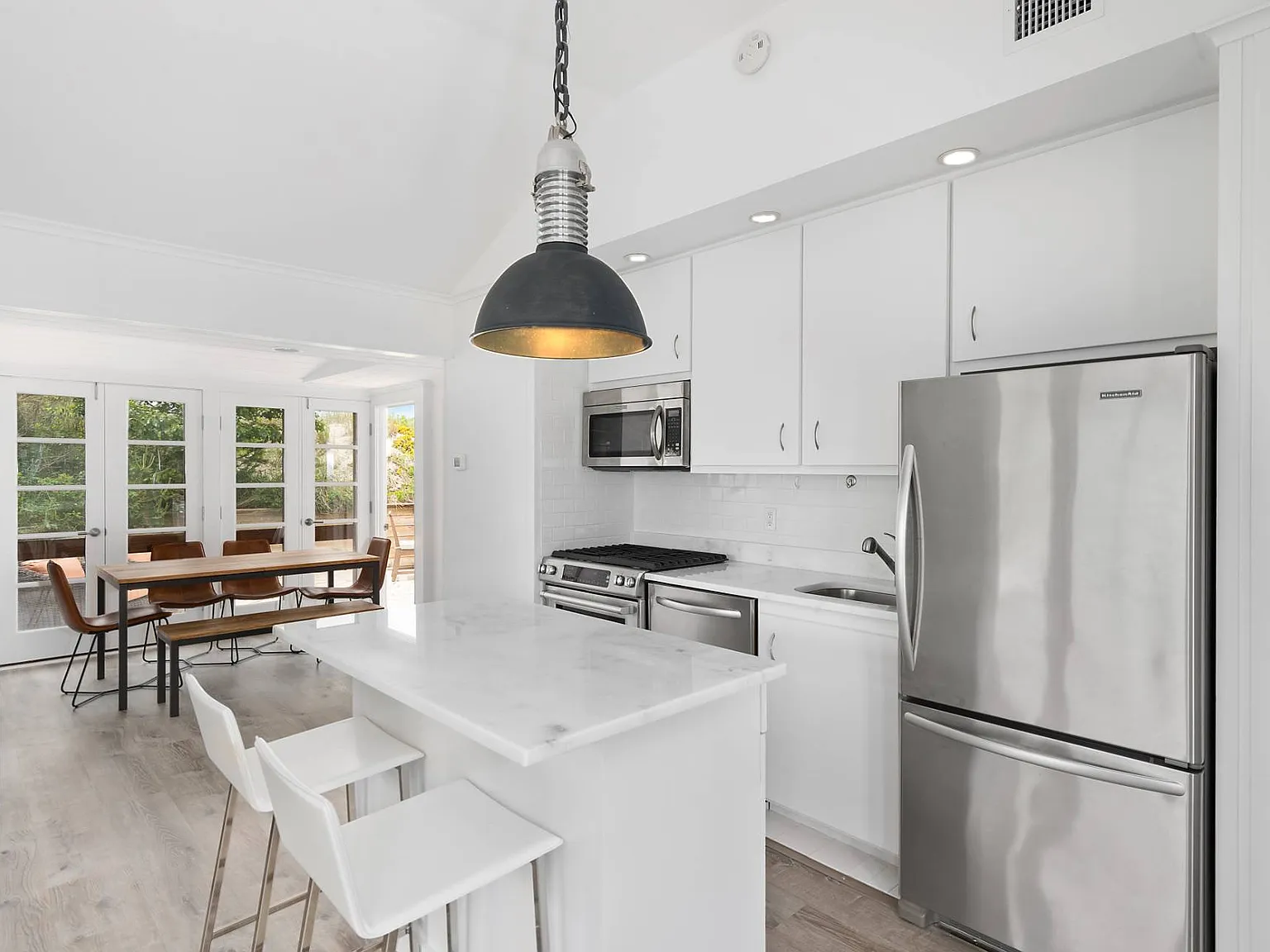 A Coastal Retreat in the Amagansett Dunes — Photo 4