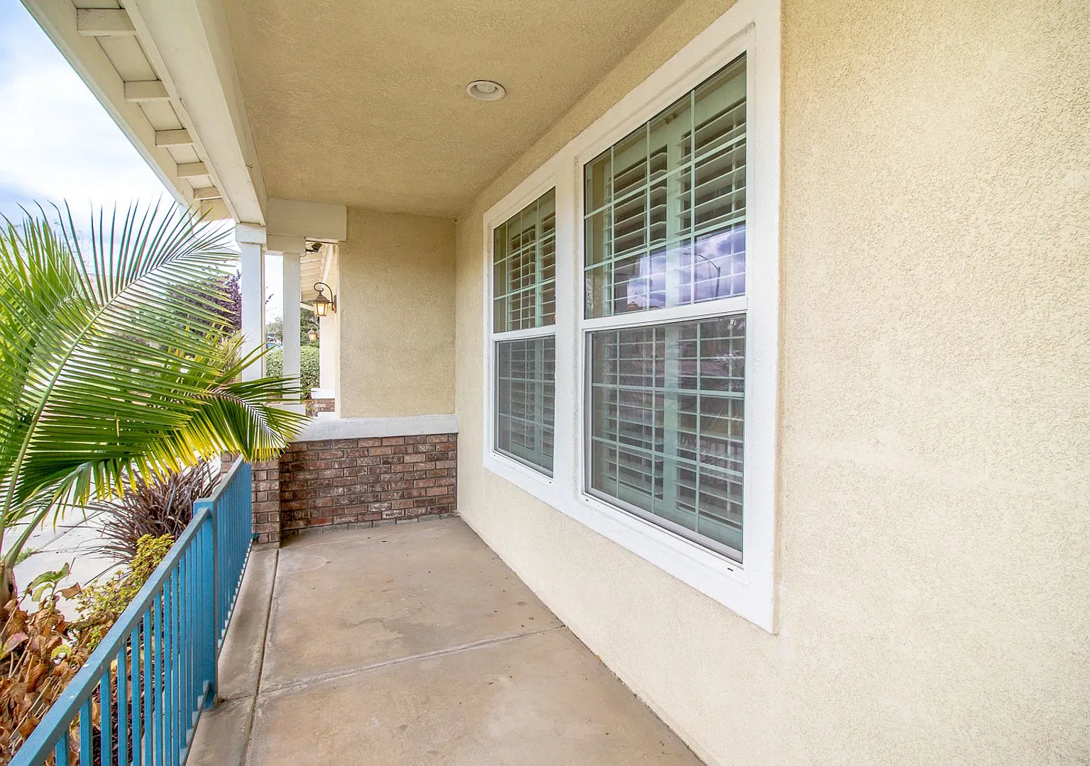 Spacious Luxury Living Awaits in This Stunning 5-Bedroom Riverside Estate — Photo 3