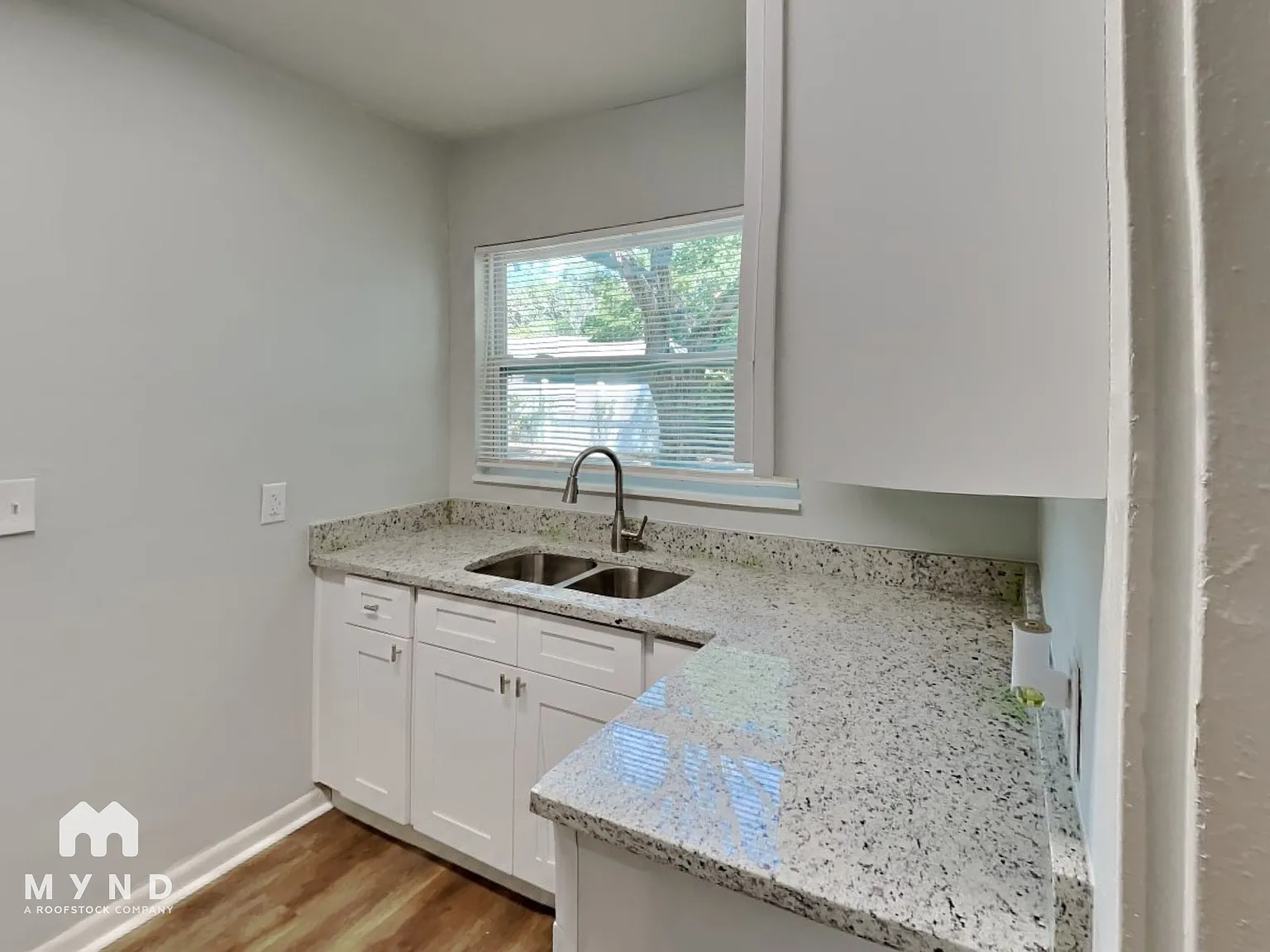 3 bed, 1.0 bath, 1004 sqft, $2,020 — Photo 4