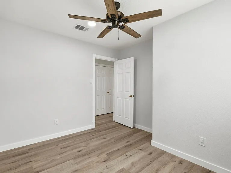 15215 Parkville Dr — Photo 43
