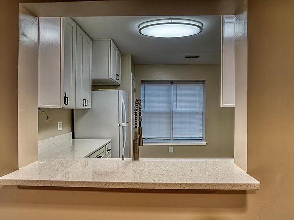 4th image of 39 Essex Sq