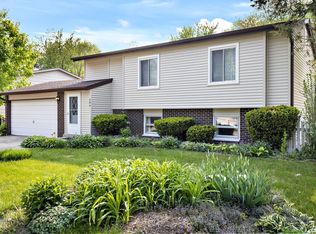 586 Raupp Blvd, Buffalo Grove, IL 60089