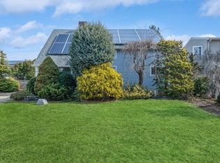 53 Blackbird Ln, Levittown, NY 11756