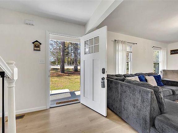 4th image of 2328 Carnes Rd