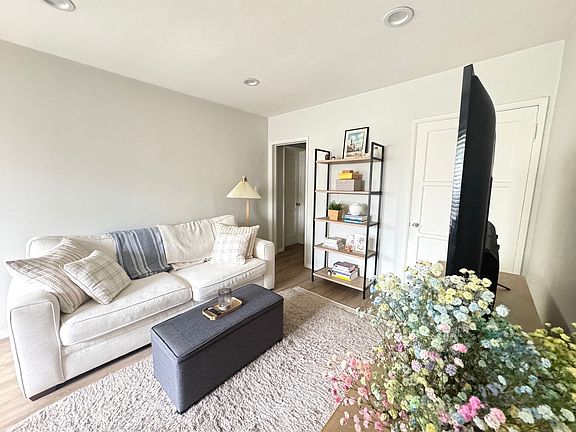 4th image of 630 E San Antonio Dr APT 1