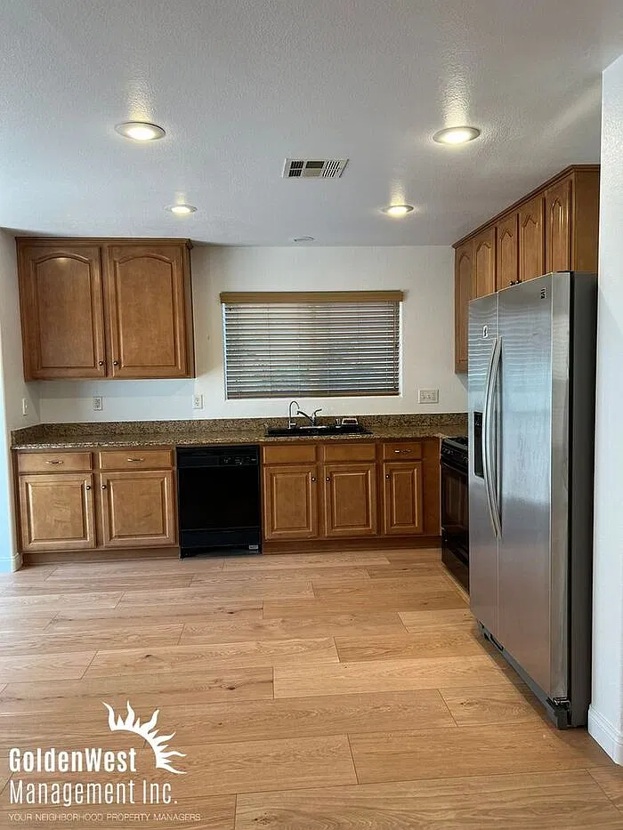 3 bed, 2.5 bath, 2040 sqft, $2,400 — Photo 4