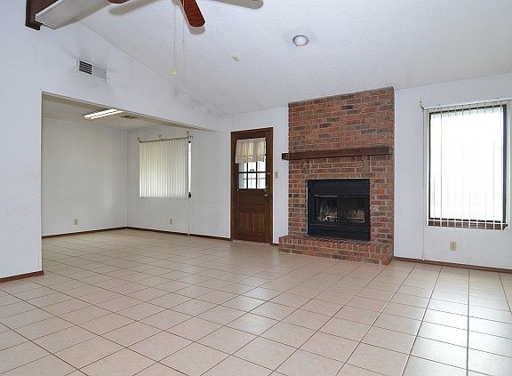 Easy to maintain tile floors in living and dining