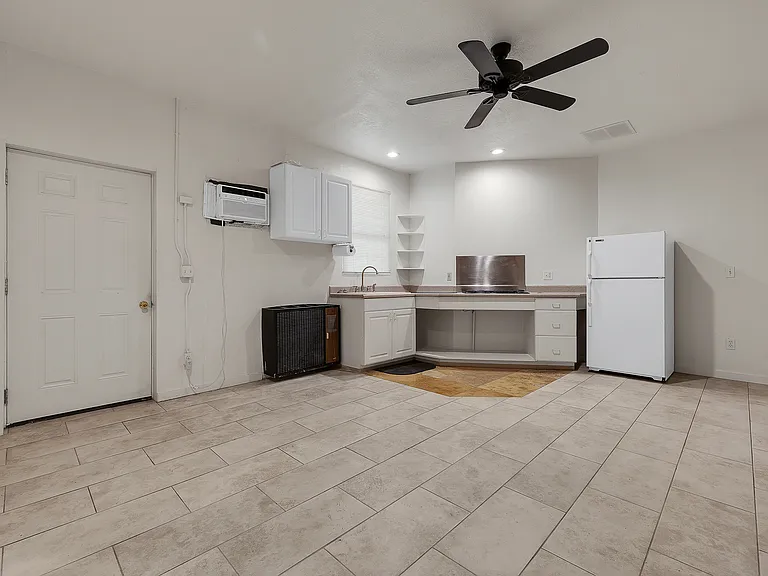 638 E 1st St #3 — Photo 19