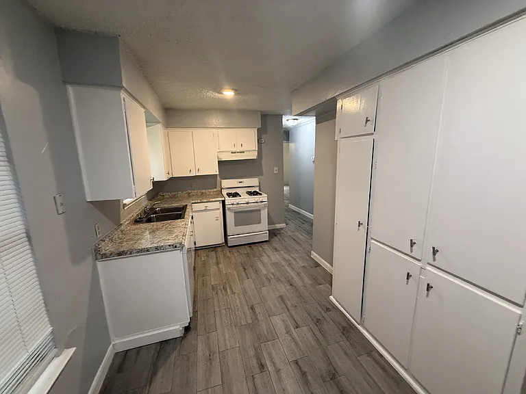 100 E Brown St — Photo 6