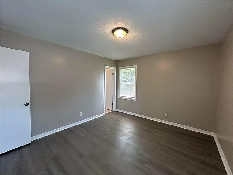 506 Seville Dr — Photo 24
