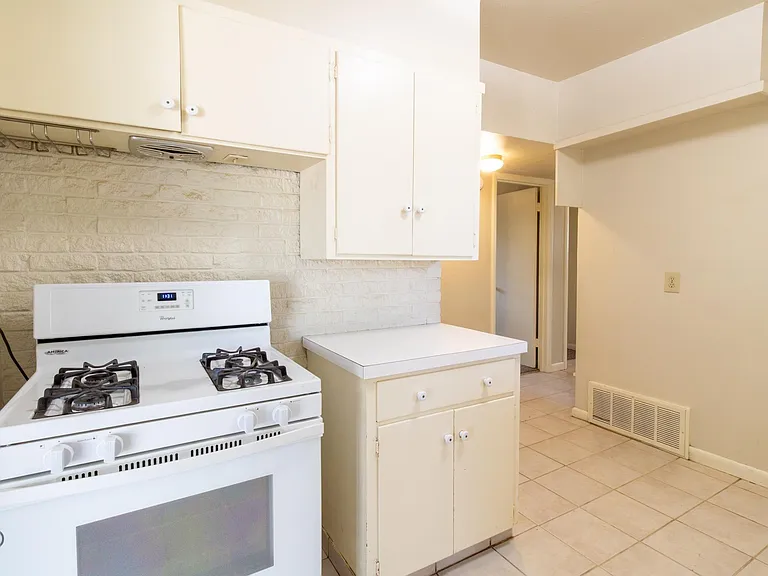 609 W Texas Ave — Photo 15
