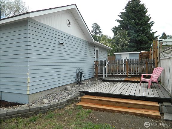 4th image of 114 1/2 Tonasket Avenue