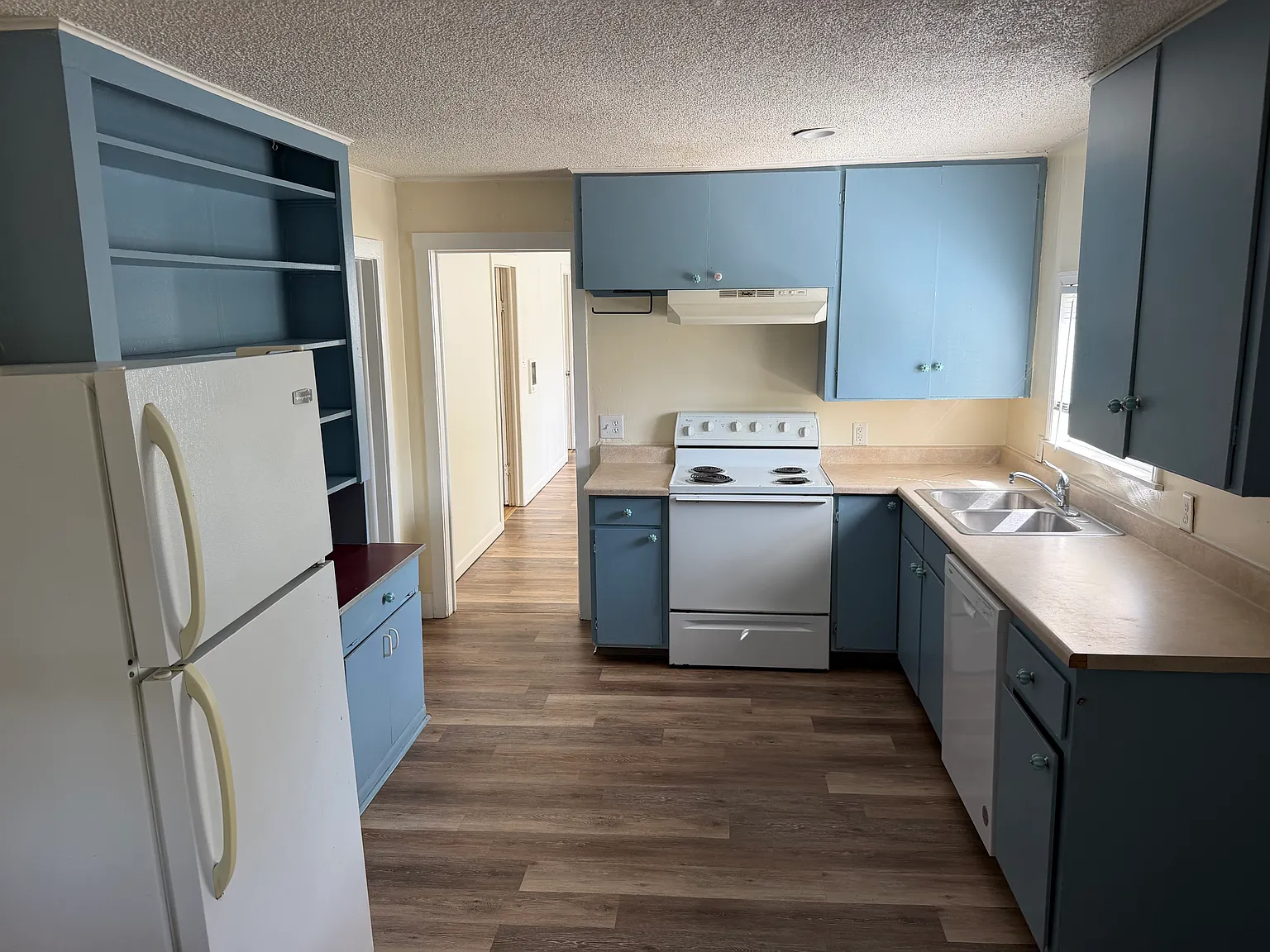 3 bed, 1000 sqft, $1,950 — Photo 2