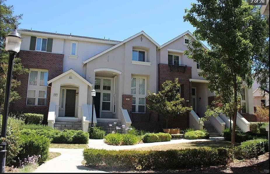 Beautiful townhome walking distance to downtown livermore!