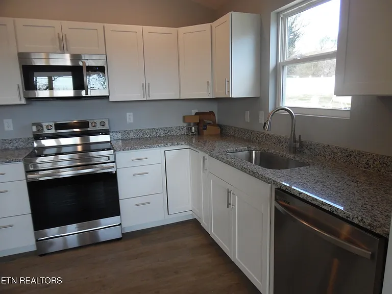 3615 Lyle Ave — Photo 4