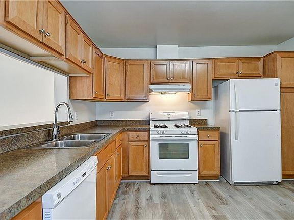 3rd image of 603 Sheafe Ct