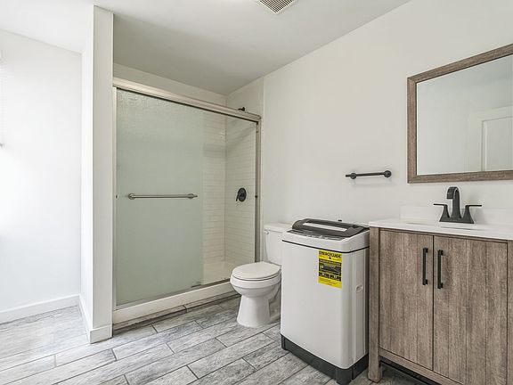 3rd image of 5536 Chester Ave #3