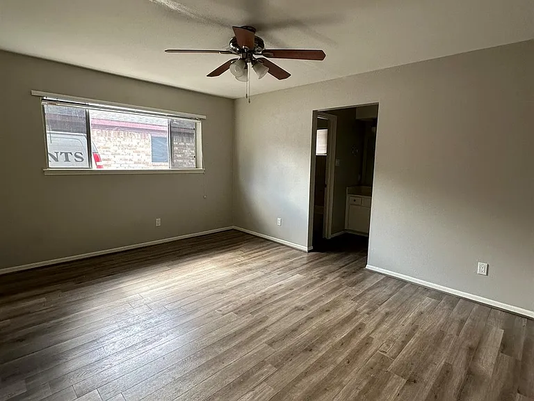 11702 Brighton Ln — Photo 10