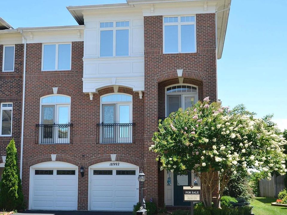 Stunning luxury end unit townhome in Lansdowne.