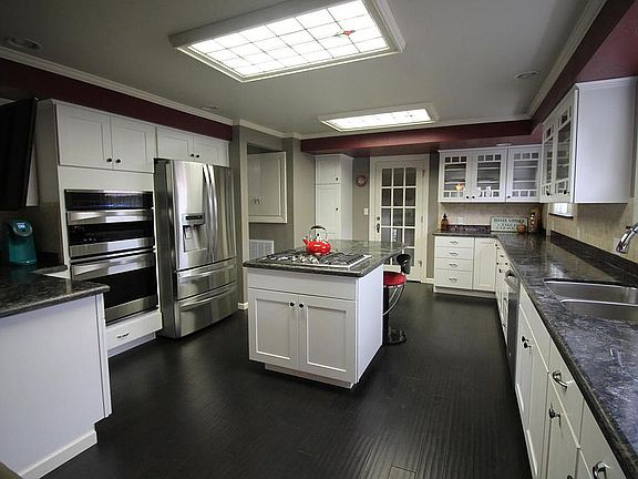 Kitchen/granite counters