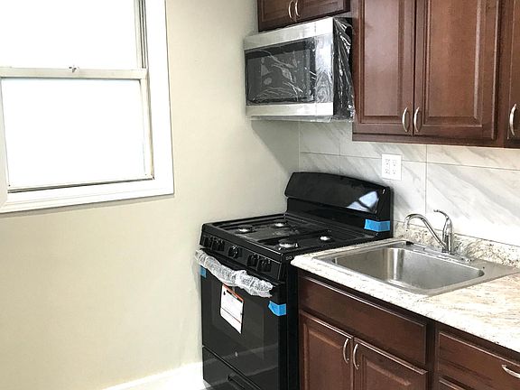 3rd image of 2879 Randall Ave #2